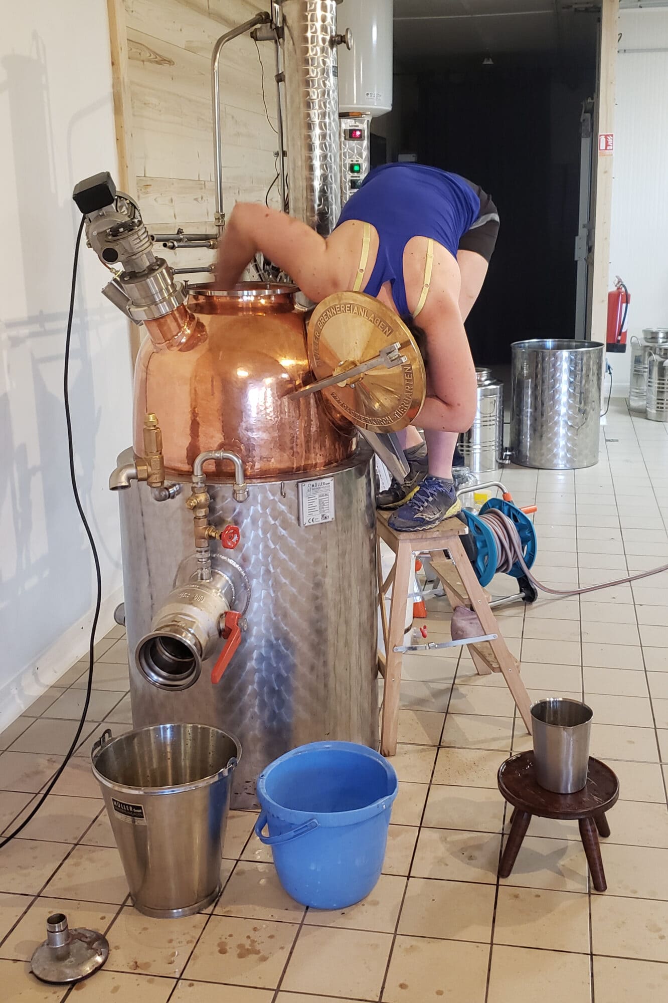 Nettoyage de l'alambic à la distillerie l'Entropie (Autrans)