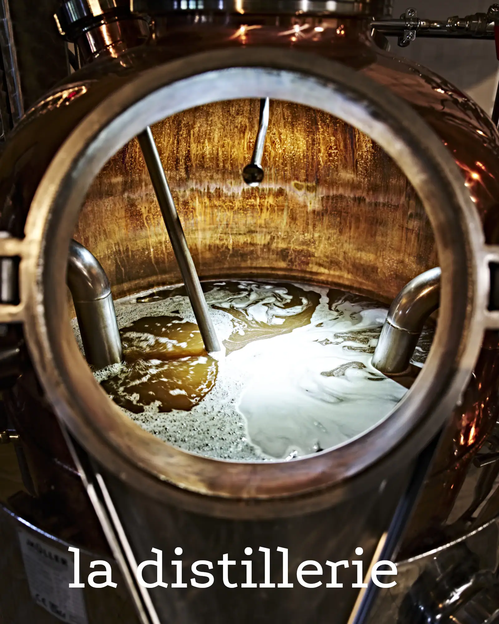 alambic ouvert avec texte distillerie