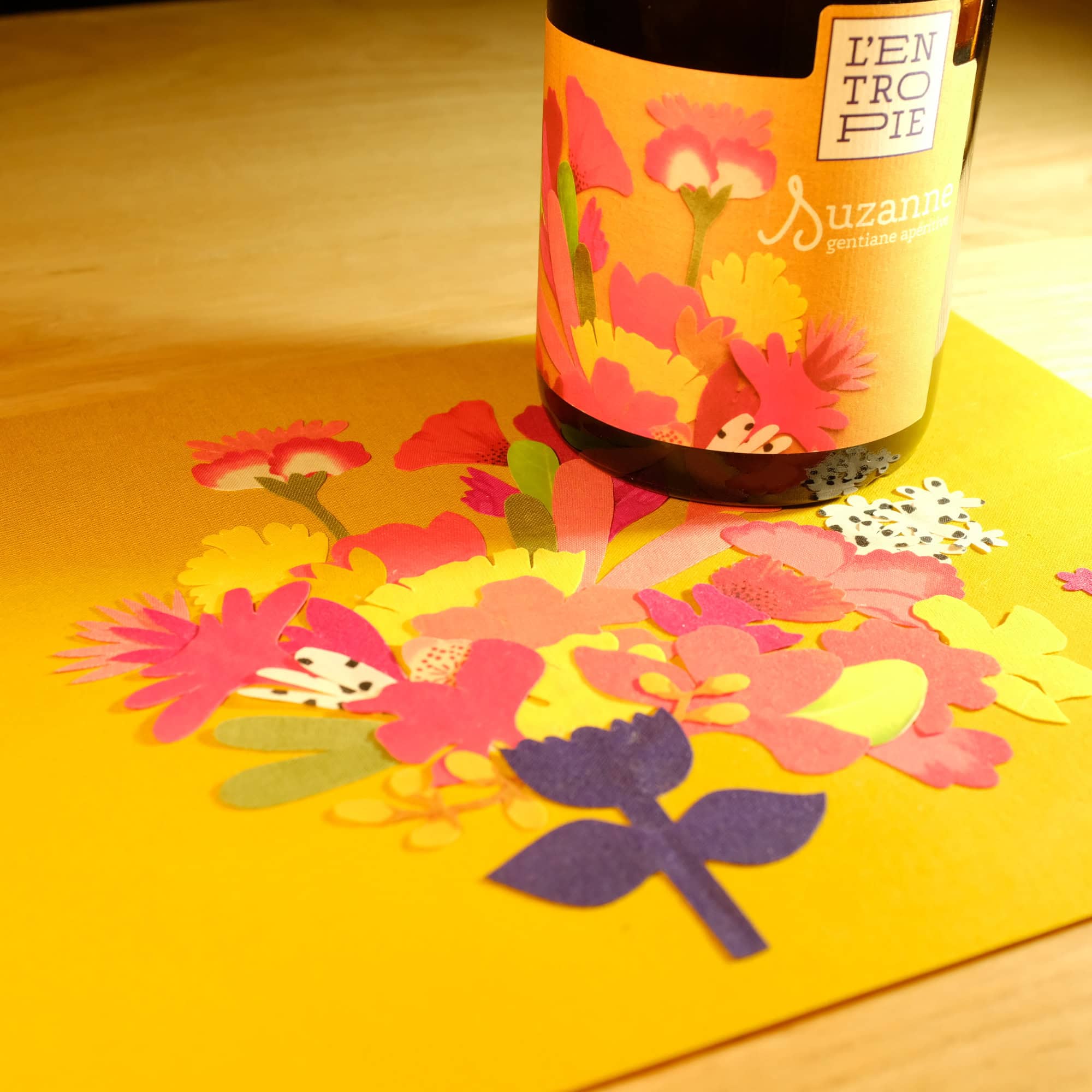 bouteille de suzanne posée sur le collage de l'étiquette