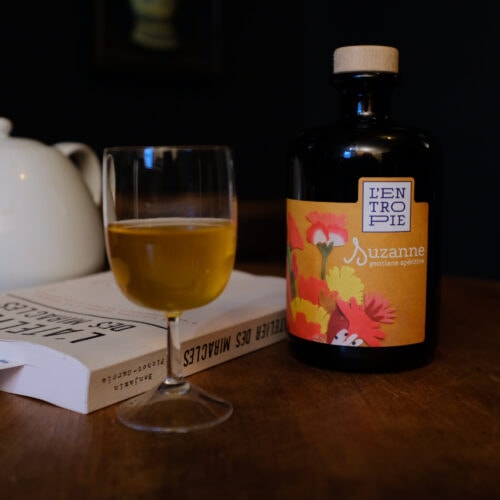 Bouteille de suzanne avec un verre sur une table